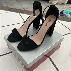 5 for $25🎈Black strap heels